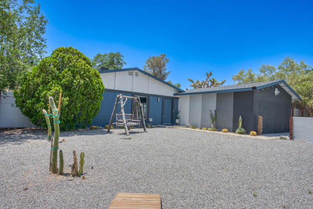 61589 El Reposo Street, Joshua Tree CA: https://media.crmls.org/mediaz/f4e5577a-d870-4bde-b59a-4d6df280a446.jpg