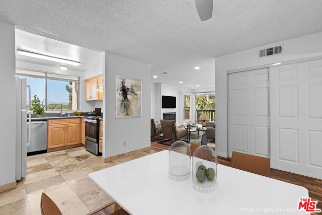 7211 Raintree Circle, Culver City CA: https://media.crmls.org/mediaz/f4e6e8e2-8d00-4646-ba99-3793078b27b3.jpg