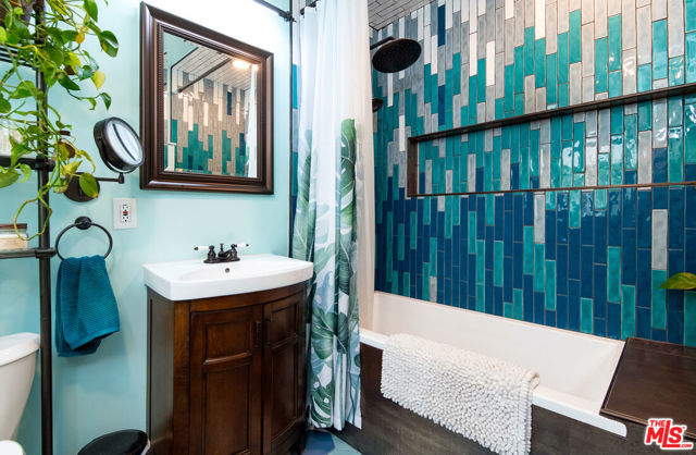 1872 W 38th Place, Los Angeles CA: https://media.crmls.org/mediaz/f4e7619c-5227-4954-bd56-258e7090d18e.jpg