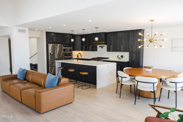 3960 W Hemlock Street, Oxnard CA: https://media.crmls.org/mediaz/f4e7952a-9d49-4c5e-9825-3a1a2485fc2e.jpg