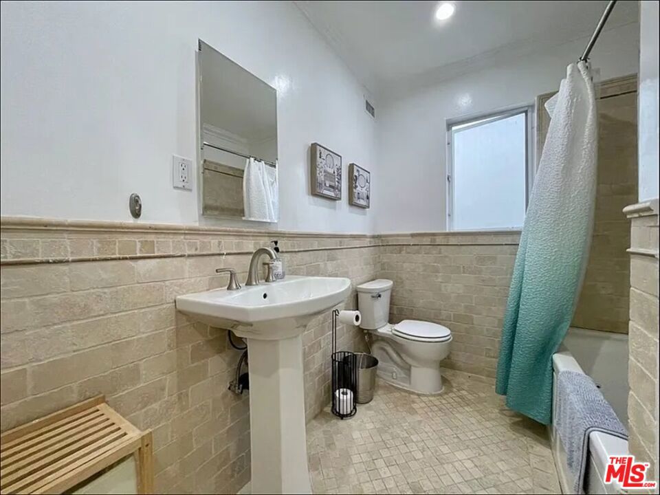 https://media.crmls.org/mediaz/f4e92026-2b7d-4ec7-8b0e-3f920c2a382d.jpg?preset=X-Large