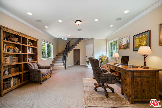 10655 Camarillo Street, Toluca Lake CA: https://media.crmls.org/mediaz/f4e9853b-7e48-416e-a73f-14da49533706.jpg