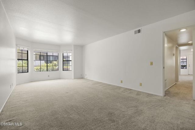 1923 Majorca Drive, Oxnard CA: https://media.crmls.org/mediaz/f4ea144b-b906-4560-af32-7f2940eeae96.jpg