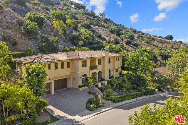 3697 Benedict Canyon Lane, Sherman Oaks CA: https://media.crmls.org/mediaz/f4eb1a33-8c05-49af-bfe6-7070fde6a45e.jpg