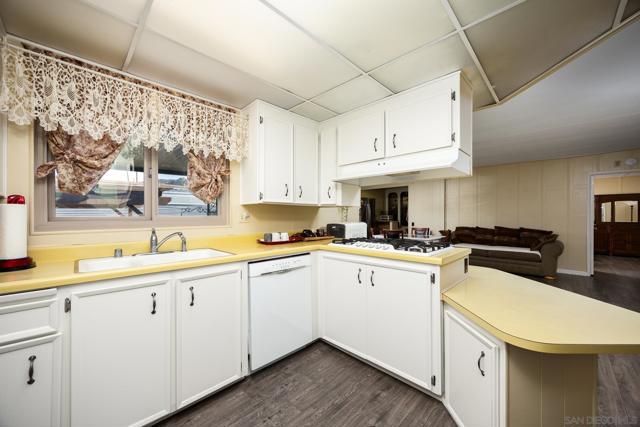 4650 Dulin Rd, Fallbrook CA: https://media.crmls.org/mediaz/f4ebf2c9-7856-40b9-a00c-be1ed7780d29.jpg