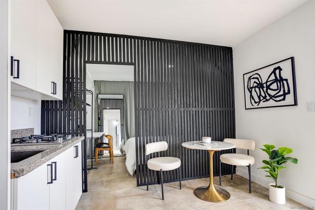 3831 Franklin Ave, San Diego CA: https://media.crmls.org/mediaz/f4edb354-27d9-486a-8c97-846ef7efbd51.jpg