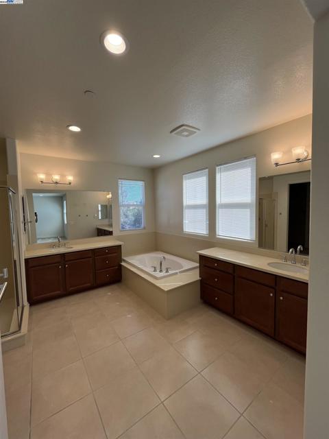 17659 Whisper Ln, Castro Valley CA: https://media.crmls.org/mediaz/f4eecb35-24ce-4f9a-910e-958d56e33e17.jpg