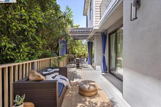 1002 Middle Ave, Menlo Park CA: https://media.crmls.org/mediaz/f4eedf96-fd19-4e64-a0eb-24fe2664f7b6.jpg