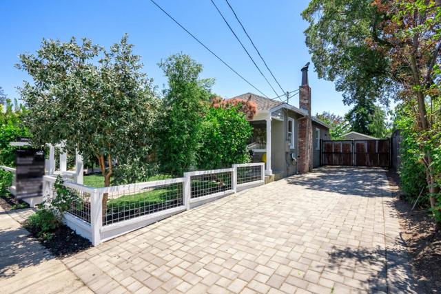2653 Brewster Avenue, Redwood City CA: https://media.crmls.org/mediaz/f4eef2d9-36de-4304-a63e-ca328643748c.jpg