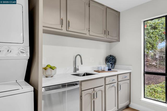 16411 Saratoga St, San Leandro CA: https://media.crmls.org/mediaz/f4f02556-e3c1-4ad9-a5ff-6c3a4ba72e7b.jpg