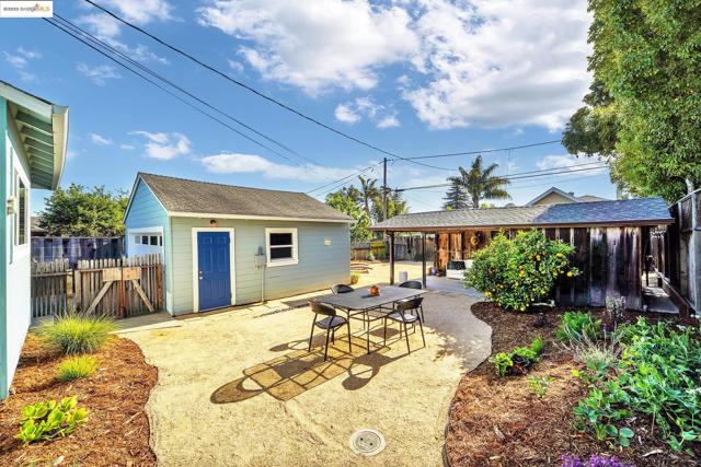 725 Trevethan Ave, Santa Cruz CA: https://media.crmls.org/mediaz/f4f13ce7-c5fa-48fe-8419-319160285c64.jpg