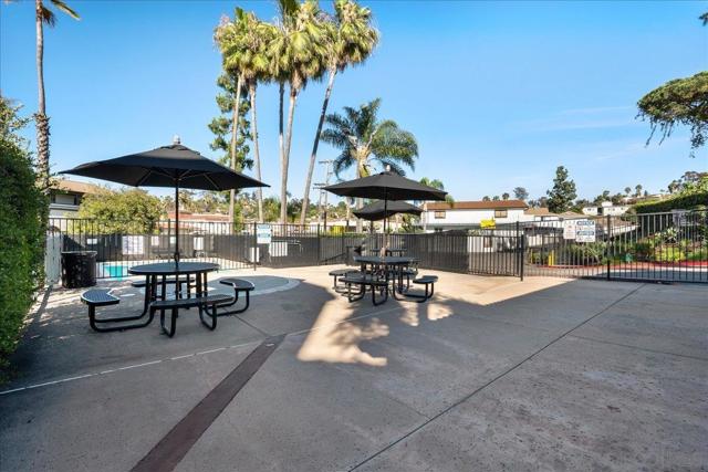 955 Postal Way, Vista CA: https://media.crmls.org/mediaz/f4f2472c-4dcf-4132-bea3-95997dbdc090.jpg