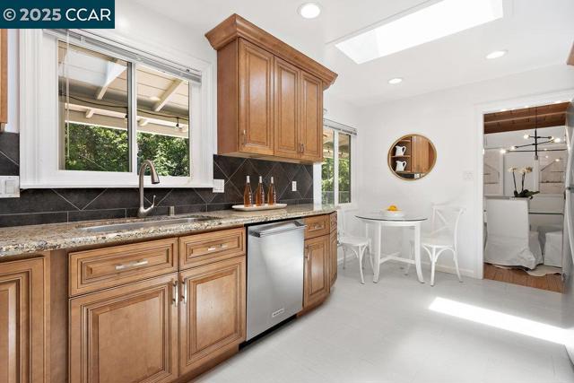 180 Ivy Drive, Orinda CA: https://media.crmls.org/mediaz/f4f41cdf-ff25-44be-9866-8a0b0213366c.jpg