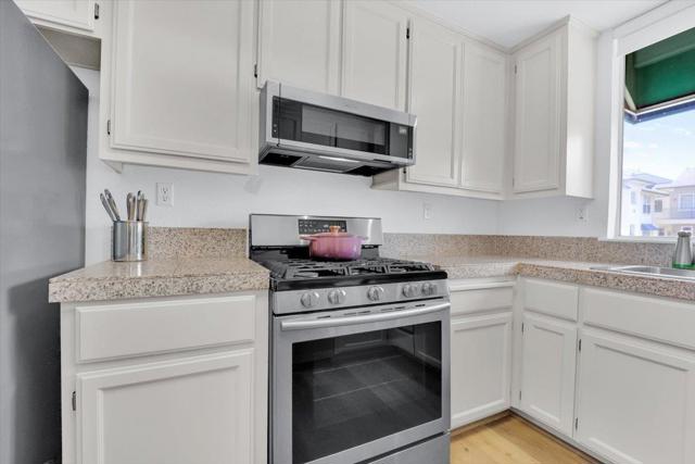 401 Baltic Circle,  CA: https://media.crmls.org/mediaz/f4f47528-8cab-4292-bf61-fd6ee0e6c223.jpg