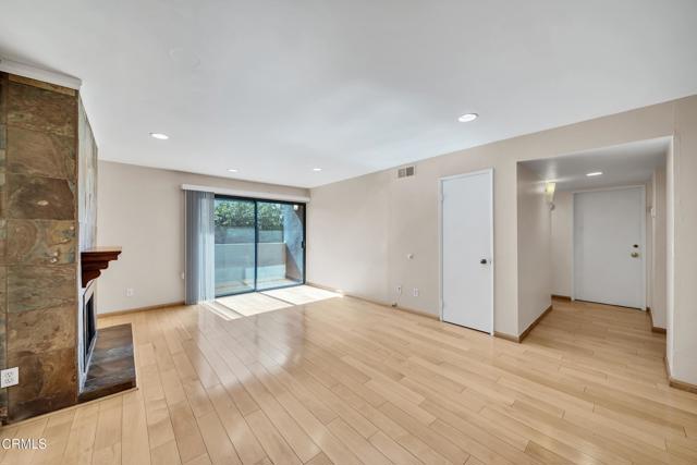 Detail Gallery Image 9 of 27 For 1940 N Highland Ave #10,  Los Angeles,  CA 90068 - 2 Beds | 2 Baths