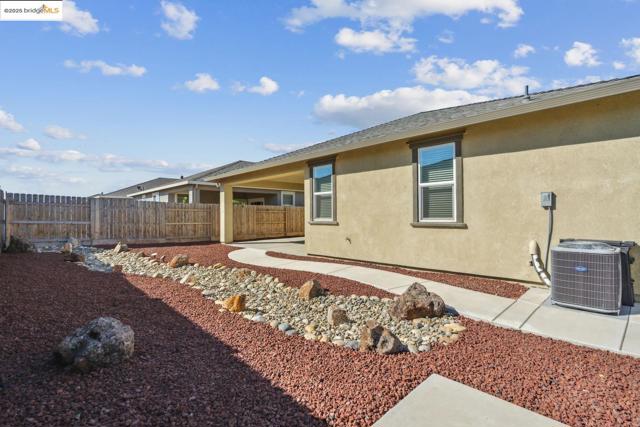 2242 Park PL, Rio Vista CA: https://media.crmls.org/mediaz/f4f4f04a-1826-4cc5-b2ed-2fbb883cccf1.jpg