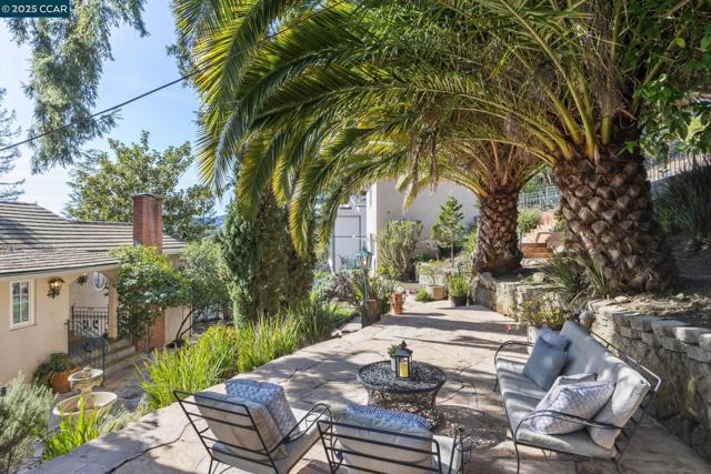 40 Las Palomas, Orinda CA: https://media.crmls.org/mediaz/f4f52ff6-6855-469d-8f69-f26920caca77.jpg