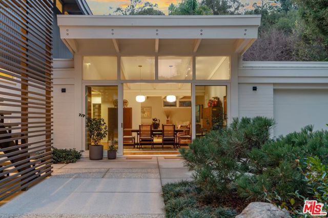 2179 Mandeville Canyon Road, Los Angeles CA: https://media.crmls.org/mediaz/f4f559d6-1175-4195-98d4-e1a28a76273a.jpg