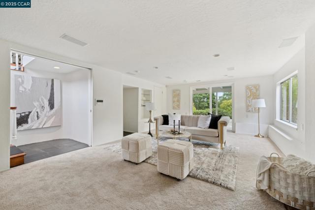 12 La Cresta Rd, Orinda CA: https://media.crmls.org/mediaz/f4f56dbc-c409-4d06-a004-713e1665c82d.jpg
