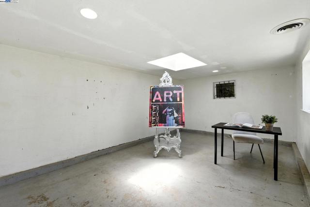 3936 Midvale Ave, Oakland CA: https://media.crmls.org/mediaz/f4f595fc-e83d-420d-aba7-d2f2decf0feb.jpg