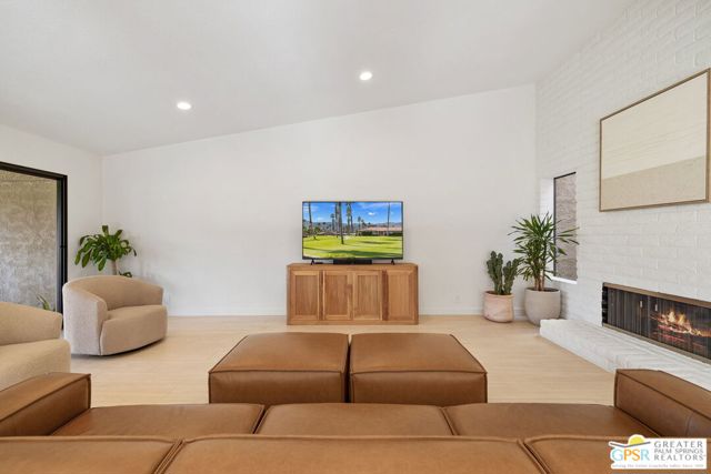 6 Joya Drive, Palm Desert CA: https://media.crmls.org/mediaz/f4f65b32-8e12-48c1-a4f3-5b612a696645.jpg