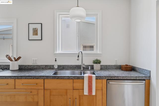 533 Lewis Ave, San Leandro CA: https://media.crmls.org/mediaz/f4f7178e-6ea8-45cf-a438-5d6591b722ea.jpg