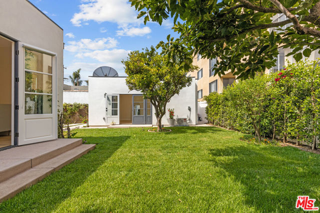 1225 California Avenue, Santa Monica CA: https://media.crmls.org/mediaz/f4f7dc1a-171a-4774-9d93-cad2f0ee5947.jpg