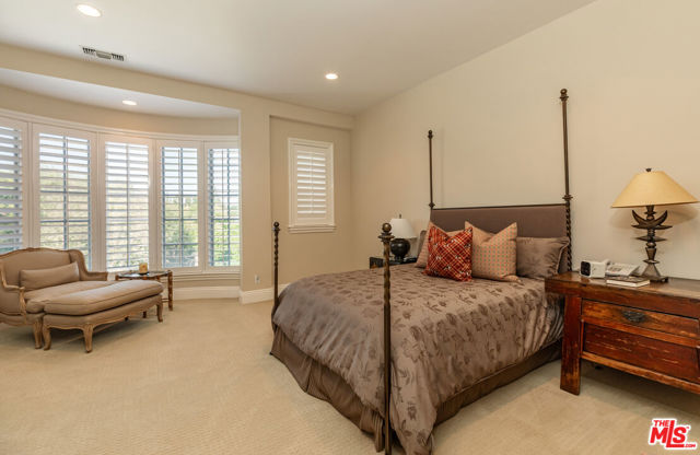 5200 Encino Avenue, Encino CA: https://media.crmls.org/mediaz/f4f7f86b-78c9-41c3-a1f7-7f1e4f08a033.jpg