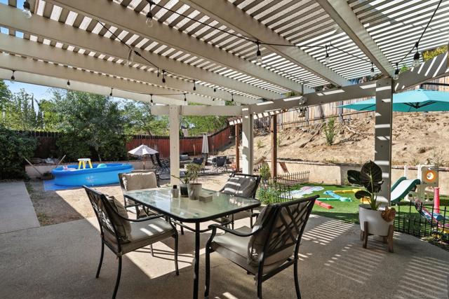23886 Red Clover Cir, Murrieta CA: https://media.crmls.org/mediaz/f4f8060a-7f94-41b2-86e5-5c7fa58ad14b.jpg
