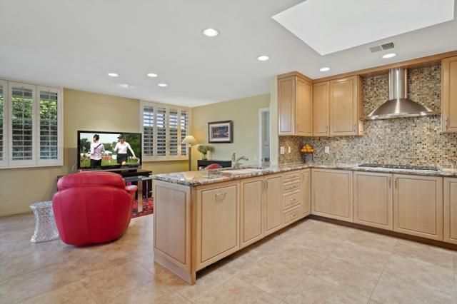 10 Colgate Drive, Rancho Mirage CA: https://media.crmls.org/mediaz/f4f81aa6-7ae4-44c3-8437-d53f046705ea.jpg