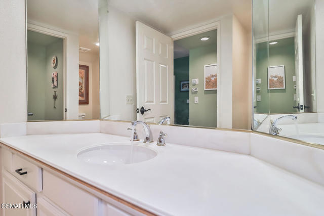 388 Country Club Drive, Simi Valley CA: https://media.crmls.org/mediaz/f4f85589-2b35-4bf5-902b-408a3c1dac22.jpg