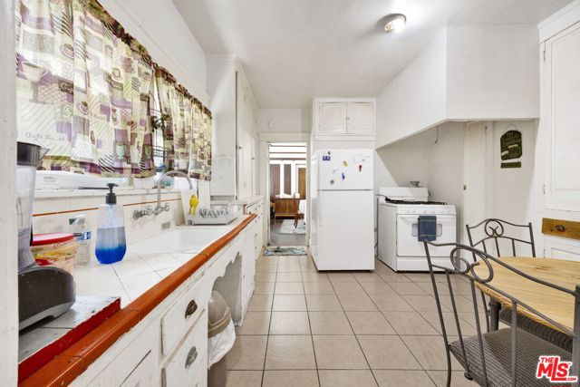 1215 W 39th Place, Los Angeles CA: https://media.crmls.org/mediaz/f4f87245-46ad-4a2b-9f7c-94d2c5ae2e3b.jpg