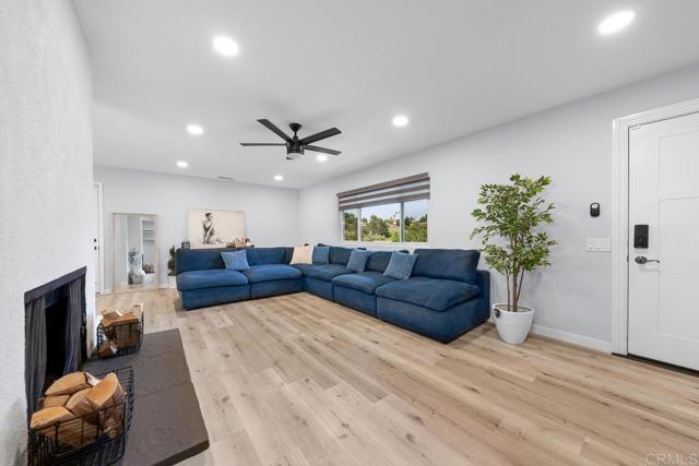 Detail Gallery Image 3 of 56 For 2442 Sunflower, Vista,  CA 92083 - 3 Beds | 2 Baths