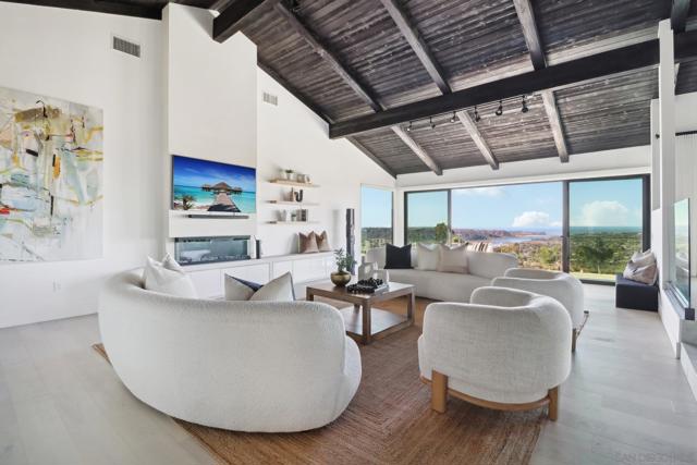 7117 Obelisco Cir, Carlsbad CA: https://media.crmls.org/mediaz/f4f99bcb-dcce-489a-8b74-48997373bf01.jpg
