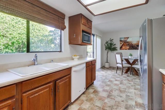 835 E Ave, Coronado CA: https://media.crmls.org/mediaz/f4fac40d-60f7-442e-9770-accd86b55d7b.jpg