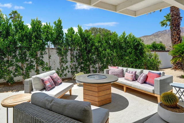 1373 E Madero Circle, Palm Springs CA: https://media.crmls.org/mediaz/f4fad8a0-5517-41c2-bc30-a8d90bc9b550.jpg