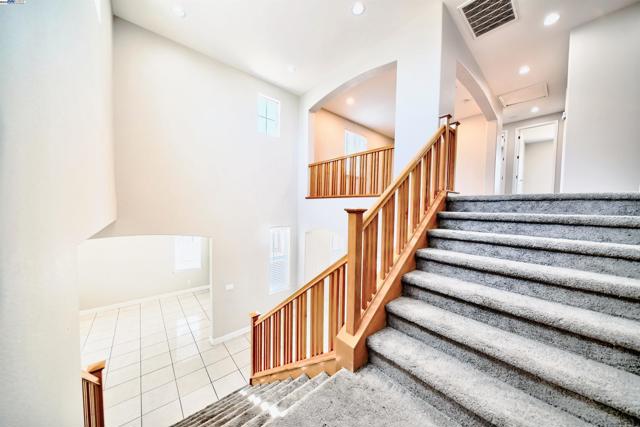 1069 Dry Creek Ct, Lathrop CA: https://media.crmls.org/mediaz/f4fc322b-ad12-4517-a9f2-0fb5d408c915.jpg