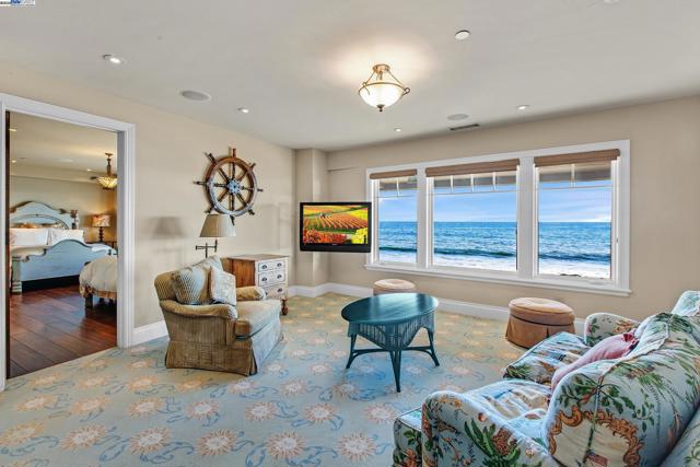 797 Las Olas Dr, Aptos CA: https://media.crmls.org/mediaz/f4fc5fb8-6a7f-4ccc-ab71-05a54987746d.jpg