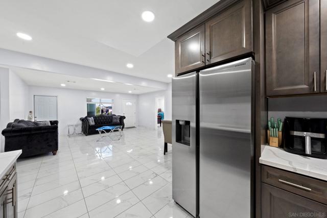 619 Dorothy St, El Cajon CA: https://media.crmls.org/mediaz/f4fc9627-fcdd-4f58-9173-2a6be335980b.jpg