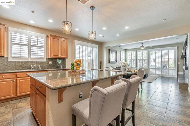 43 Sorrel Ct, Oakley CA: https://media.crmls.org/mediaz/f4fd6d36-9ae1-49d4-a089-25cb165cae90.jpg