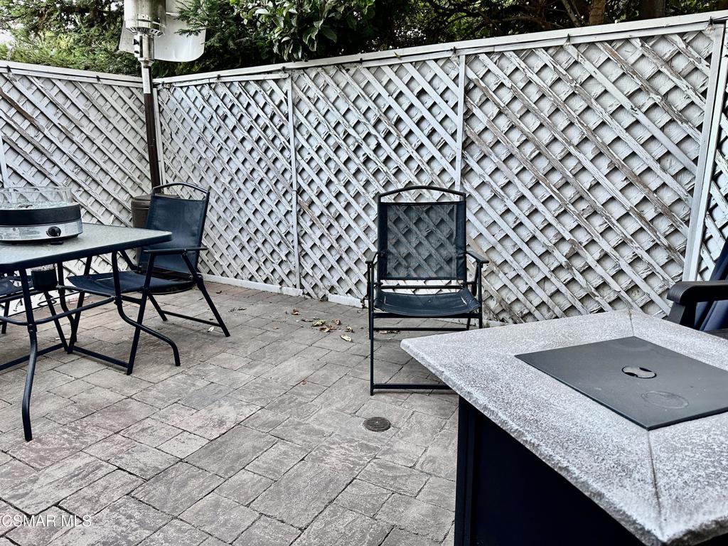 https://media.crmls.org/mediaz/f4fd7512-efb7-4f2c-a112-74b917349b2f.jpg?preset=X-Large