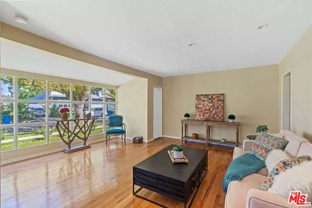 14024 Peach Grove Street, Sherman Oaks CA: https://media.crmls.org/mediaz/f4fde570-49a3-4569-8861-eda910dd4168.jpg