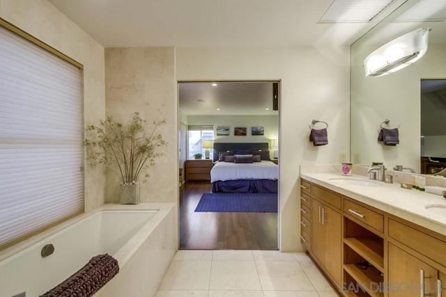 3391 Ocean Front Walk, San Diego CA: https://media.crmls.org/mediaz/f4fde8b7-43a7-499e-b256-0211fb93bac8.jpg