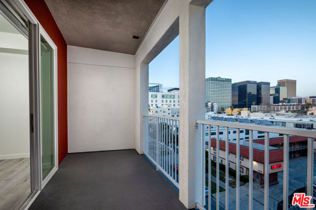 750 S Oxford Avenue, Los Angeles CA: https://media.crmls.org/mediaz/f4fea003-010d-4eff-bd74-27b9cf20880a.jpg