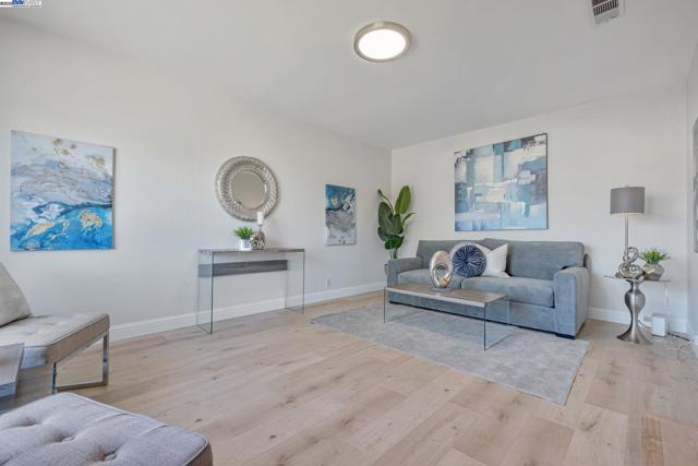 36339 Beech Pl, Newark CA: https://media.crmls.org/mediaz/f4ff12e6-d9d9-4926-adfc-31f0114b6401.jpg