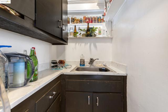 553 34Th St, Oakland CA: https://media.crmls.org/mediaz/f4ffec1f-aad8-4974-9cd2-07caa360b39b.jpg