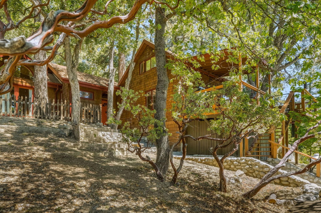 https://media.crmls.org/mediaz/f5002c2b-9510-4ace-9fa4-644a79e3bcf2.jpg?preset=X-Large