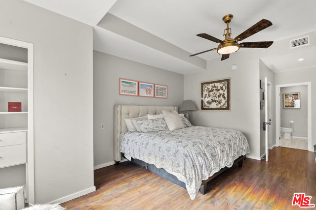 7250 Franklin Avenue, Los Angeles CA: https://media.crmls.org/mediaz/f5004efe-9177-41cf-be8c-96b663469e20.jpg