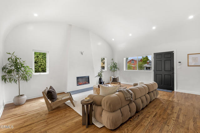 4160 Madison Avenue, Culver City CA: https://media.crmls.org/mediaz/f5009999-c793-458d-8321-41c86369343f.jpg