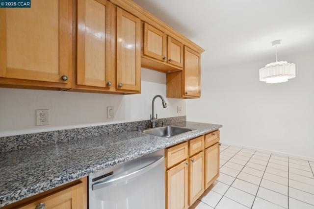 150 Pearl St, Oakland CA: https://media.crmls.org/mediaz/f500a16b-0932-46ae-bca5-a8a7505b5225.jpg